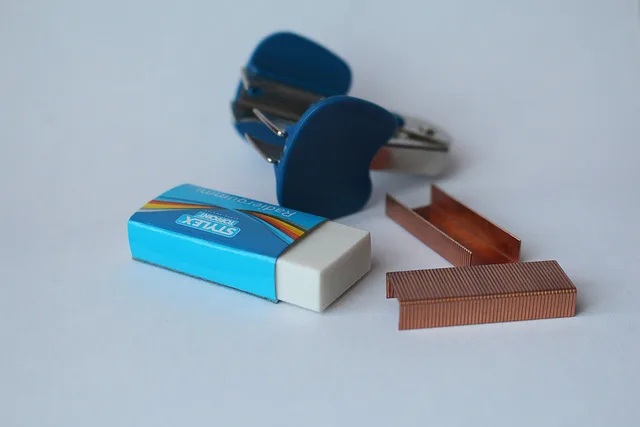 eraser, staples, staple remover, eraser, eraser, eraser, eraser, eraser. Klammerheftung in der Druckweiterverarbeitung: Broschüren rüsten, Lauf überwachen, Qualität prüfen