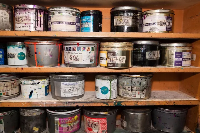 to dye, paint cans, printing inks, printing house, setting workshop, order, shelf, paint cans, paint cans, paint cans, paint cans, printing house, printing house, printing house, printing house, printing house. Produktionsüberwachung Druck: Kontrollpunkte vor der Einlieferung