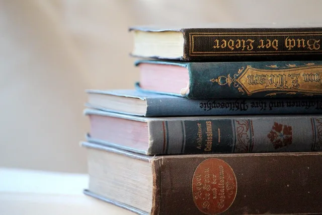 books, read, knowledge, literature, library, wisdom, information, retro, old, pages, paper, antique, books, books, books, books, books, literature, library, library, library, wisdom. Wie wirkt sich Papiergewicht auf Druckkosten und Versand aus?